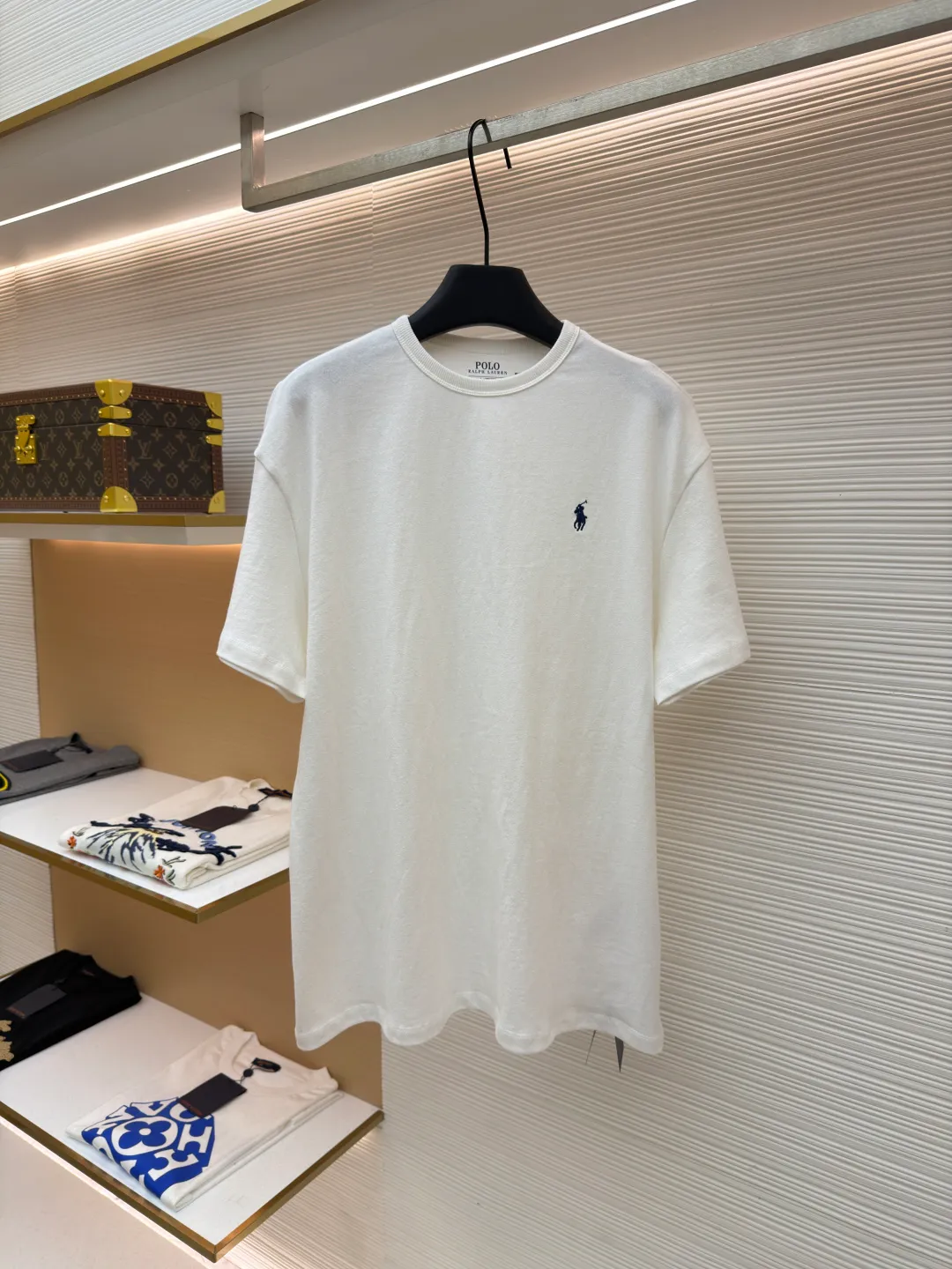 Ralph Lauren logo embroidered short sleeves ●Original version: Purchased and developed for 990 ●Item number: 1682485-X80 ●Material: linen soft plain fabric ●Technology: embroidery production ●Color: white ●Version: Fitted version ●Weight: about 270 grams ●Size: S-M-L-XL ●Description: Customized cotton and linen soft plain fabric, delicate touch, comfortable and close to the skin, with deep black as the main color Exquisite red pony logo is embellished throughout. It is highly recognizable. It brings an atmosphere of freedom and vitality. A symphony of pure and smart colors. It outlines a high-end outline with extreme simplicity and becomes the smart focus of the vision. It shows taste in silence and adopts imported machine embroidery technology. It uses advanced computer control system and precise mechanical components to realize the iconic pony embroidery operation. High precision. The lines are smooth and delicate. The fabrics have been washed. It has a better hand feel and texture. It is not easy to deform and not shrink. Not easy to fade and maintain long-lasting beauty. The overall wiring is straight and delicate, the fabric is comfortable and soft, and the color is consistent without color difference. It can be matched with the same style to create a fashionable look and control various occasions. Customized accessories, complete with three standards, same style for men and women!
